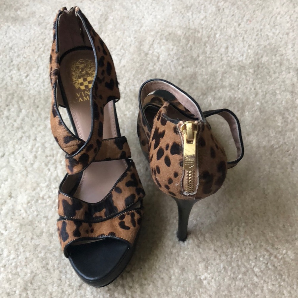 VINCE CAMUTO leopard print shoes